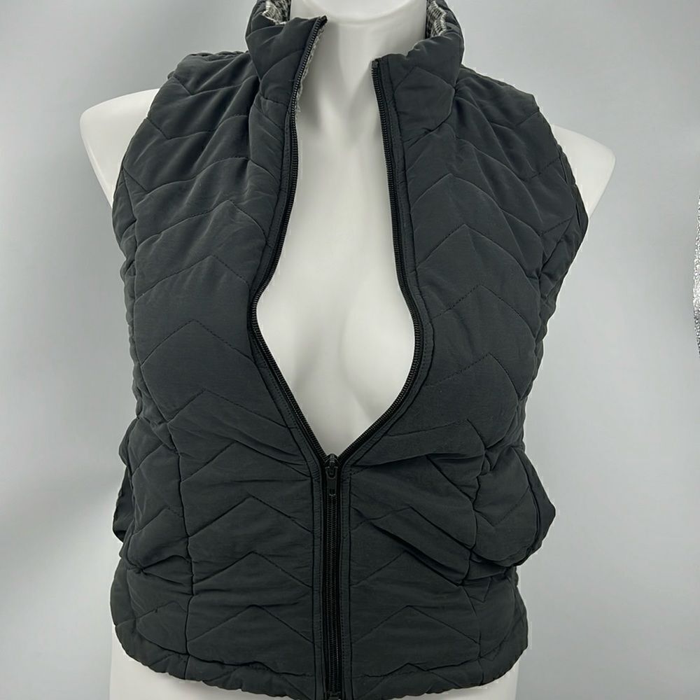 BKE gray sleeveless quilted day trip lined full zipper vest